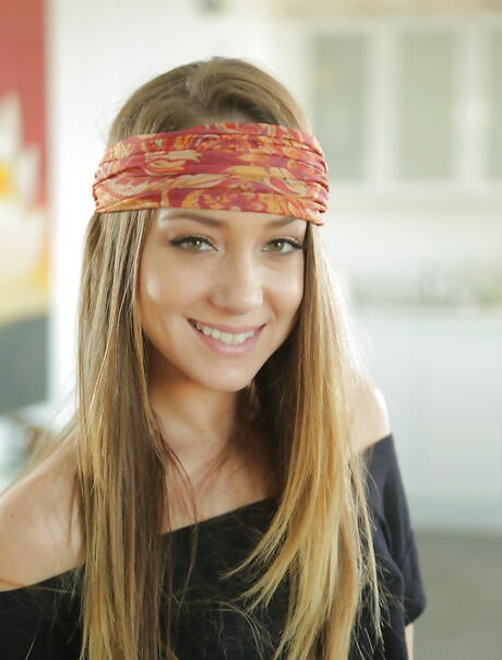 Stunning american blonde Remy Lacroix showing her ass 